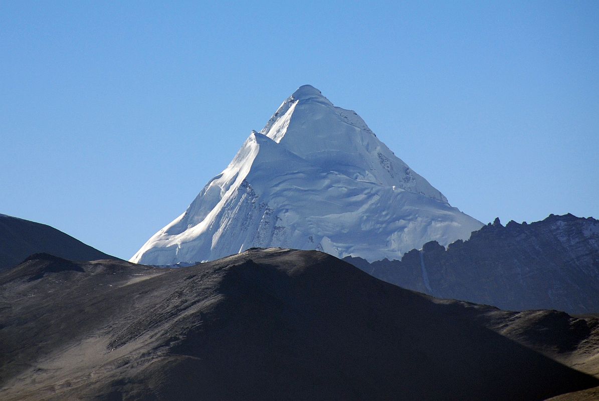 15 Lobuche Kang II From Tong La The first ascent of Labuche Kang II (7072m) in Tibet was carried out by the Swiss Alpine Club expedition with Christian Meillard, Thierry Bionda et Andr Mller reaching the top on April 30, 1995; Simon Perritaz, Andr Geiser and Pierre Robert followed on May 2; finally, Dominique Gouzi, Carole Milz, Heinz Hgli and Doris Lscher succeeded on May 5.